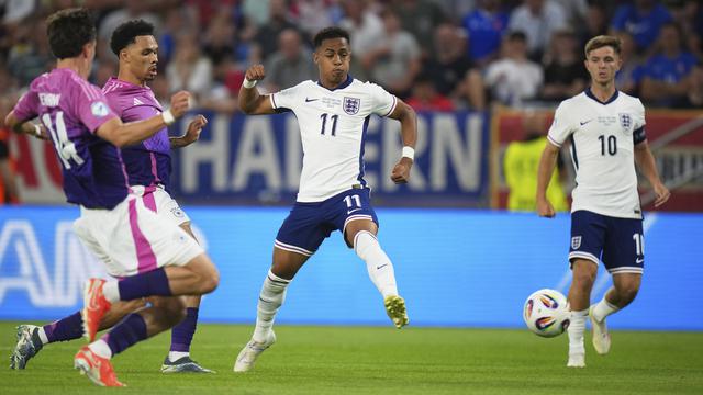 Omari Hutchinson (tengah) dari Inggris