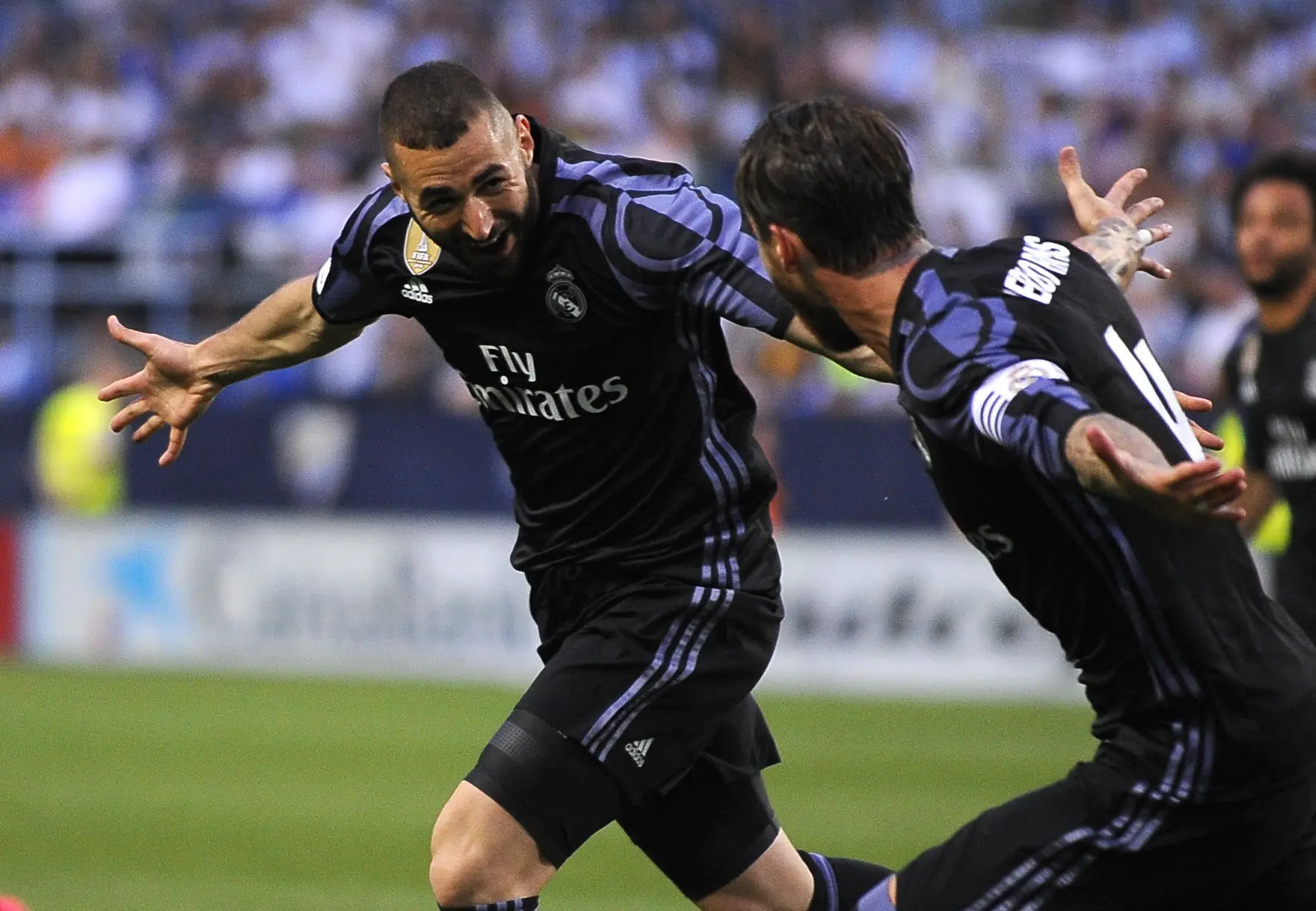 Penyerang Real Madrid, Karim Benzema, memperbesar keunggulan Real Madrid atas Malaga. (AP Photo/Daniel Tejedor)