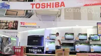 Pengunjung melihat produk Toshiba di Elektronic City, Jakarta (4/2). Kabar penutupan dua pabrik PT Panasonic Lighting di Jawa Timur dan Jawa Barat dan Toshiba tidak akan mempengaruhi bisnis penjualan Panasonic di Tanah Air. (Liputan6.com/Angga Yuniar)