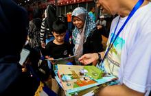 FOTO: Kemendikbudristek Ajak Anak-Anak Membaca Buku untuk Mengurangi Bosan Saat Menunggu Bus di Terminal
