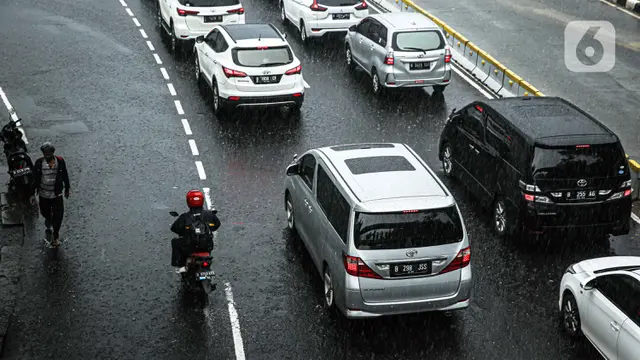 FOTO: Waspada Banjir dan Macet Saat Puncak Musim Hujan