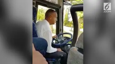 Seorang sopir punya gaya unik saat memindahkan persneling busnya. Tingkahnya pun jadi perbincangan warganet.