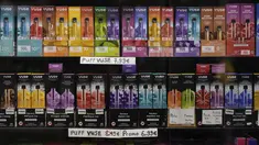 Perangkat rokok elektronik sekali pakai atau disposable pod dipajang untuk dijual di sebuah toko tembakau di Fontainebleau, selatan Paris, Prancis, Senin, 4 Desember 2023. (AP Photo/Thibault Camus)