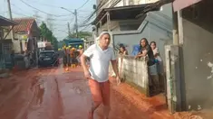 Pasha Ungu membantu mengatur lalu lintas di Jalan Raya Gandul Kecamatan Cinere, Kota Depok yang dipenuhi lumpur akibat pengeboran instalasi kabel PLN. Kondisi ini membuat jalanan menjadi licin hingga menyebabkan sejumlah pengguna jalan terjatuh. (Istimewa)