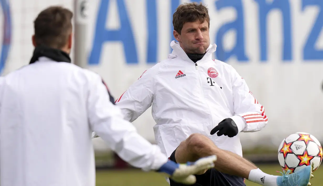 Penyerang Bayern Munchen Thomas Muller menendang bola saat sesi latihan sebelum leg kedua babak 16 besar Liga Champions di Munich, Senin (7/3/2022). Bayern Munchen akan menjalani laga leg kedua melawan RB Salzburg di Allianz Arena pada Rabu (9/3) dini hari WIB. (AP Photo/Matthias Schrader)