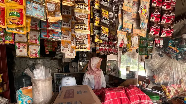 Popon Fatima Saat Melayani Transaksi di Warungnya