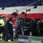 Pemain Paris Saint Germain meninggalkan lapangan, setelah pertengkaran antara para pemain Istanbul Basaksehir dan wasit keempat selama pertandingan sepak bola grup H Liga Champions antara Paris Saint Germain dan Istanbul Basaksehir di stadion Parc des Pri