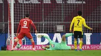 Momen Robert Lewandowski membobol gawang Borussia Dortmund pada laga bertajuk Der Klassiker, Minggu (07/03/2021) dini hari WIB. (ANDREAS GEBERT / POOL / AFP)