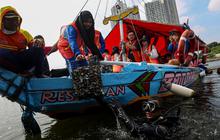 FOTO: Melihat Upaya Restorasi Perairan Teluk Jakarta dengan Filter Kerang Hijau untuk Perbaiki Lingkungan