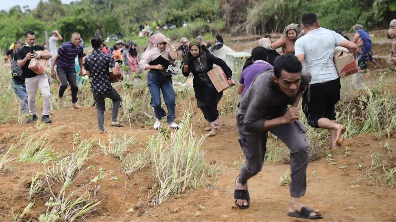 FOTO: Bantuan Udara Menjangkau Kampung-Kampung Terisolasi di Aceh Tengah