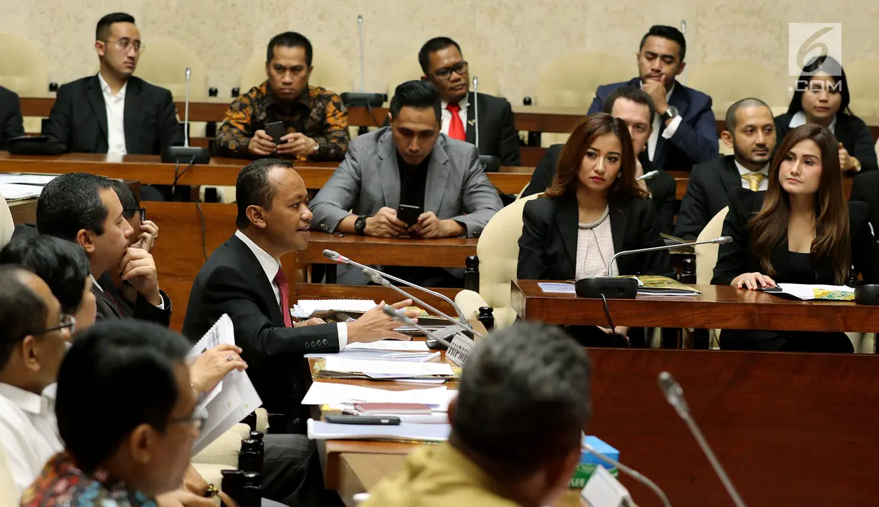 Ketua HIPMI Bahlil Lahadalia menyampaikan pemaparannya saat Rapat Dengar Pendapat (RDP) dengan Pansus Kewirausahawan di Senayan, Jakarta (6/6). Rapat tersebut membahas percepatan Rancangan Undang Undang Kewirausahawan. (Liputan6.com/JohanTallo)