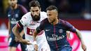 Duel pemain PSG, Neymar dan pemain Toulouse, Jimmy Durmaz (kiri) pada Ligue 1 Prancis. Jimmy menjadi salah satu pesaing Neymar pada klasemen semetara top scorer  dengan koleksi tiga gol, hingga pekan keempat Ligue 1 Prancis.  (AP/Kamil Zihnioglu)
