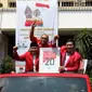 Ketua Umum PKPI AM Hendropriyono memegang plakat nomor urut 20 sambil mengepalkan tangan ke atas saat meninggalkan kantor KPU, Jakarta, Jumat (13/4). PKPI resmi menjadi partai peserta pemilu dengan nomor urut 20. (Liputan6.com/Angga Yuniar)