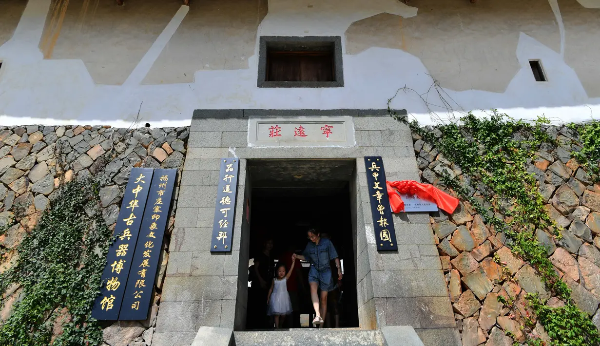Pemandangan Ningyuan Zhuang, desa bersejarah yang dikelilingi benteng, di Songkou, Wilayah Yongtai, Provinsi Fujian, China, 19 Juli 2020. Berbagai kegiatan pariwisata budaya tumbuh subur di banyak desa yang dikelilingi benteng dan terpelihara baik di wilayah tersebut. (Xinhua/Wei Peiquan)