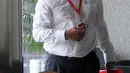 Kepala Divisi Batubara PLN Harlen bersiap menjalani pemeriksaan di gedung KPK, Jakarta, Kamis (16/8). Harlen diperiksa terkait kasus menerima suap Rp 4,8 miliar proyek pembangunan PLTU Riau-1. (Merdeka.com/Dwi Narwoko)