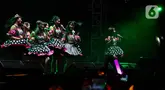 Member JKT48 saat tampil di hari kedua konser musik Soundsfest 2024 yang digelar di kawasan Summarecon Mal Bekasi, Jawa Barat, Minggu (28/7/2024). (Liputan6.com/Herman Zakharia)
