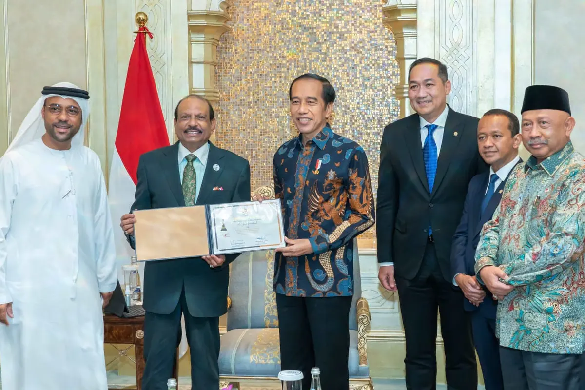 Yusuff Ali MA, Pimpinan dari  Lulu Group yang berbasis di Abu Dhabi menerima penghargaan  Prima Duta Award dari Jokowi