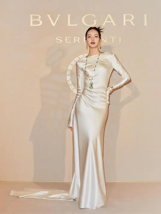 Untuk acara ini, Lisa BLACKPINK memilih gaun satin putih. Gaun ini memiliki detail lengan terompet, garis leher yang tinggi, dan cascading train. Penampilannya ini dilengkapi dengan perhiasan dengan batu zamrud dan berlian dari BVLGARI, termasuk anting, gelang, dan kalung. [Foto: Instagram/lalalalisa_m]