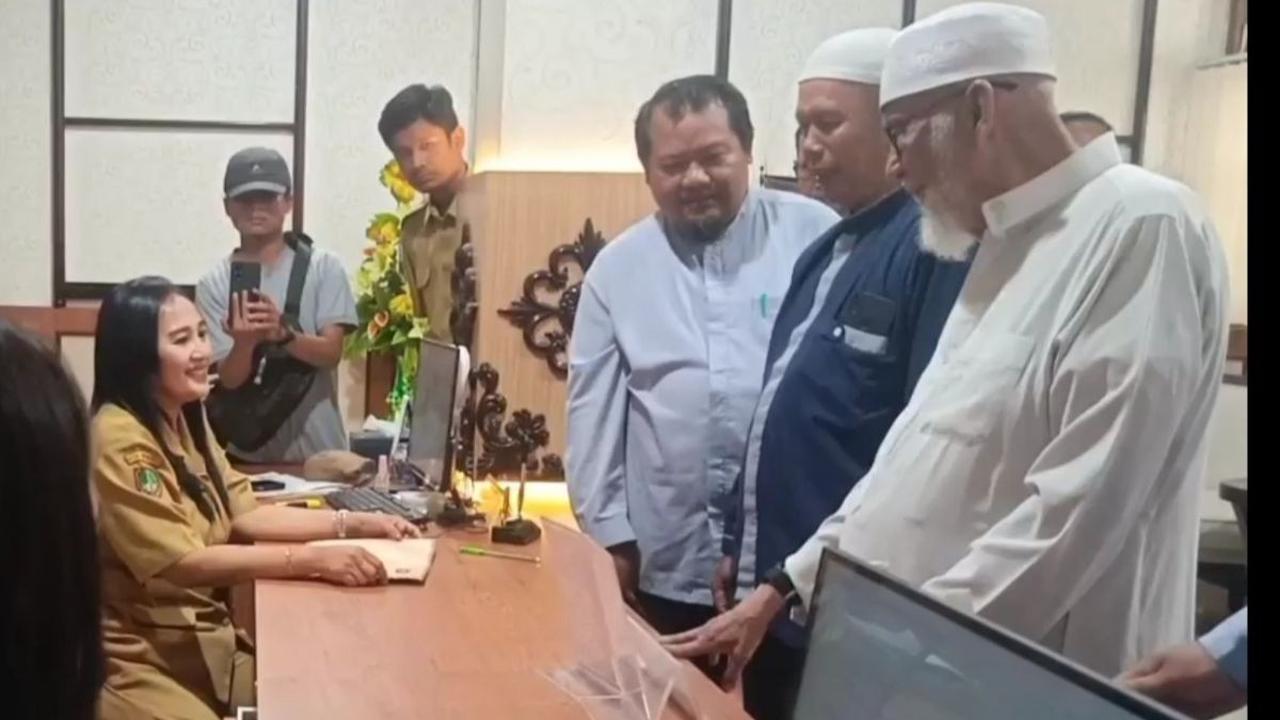 Namun Ba'asyir tidak dapat bertemu Gibran secara langsung, karena padatnya jadwal putra sulung Presiden Joko Widodo setelah ditetapkan sebagai cawapres pendamping Prabowo.<br>