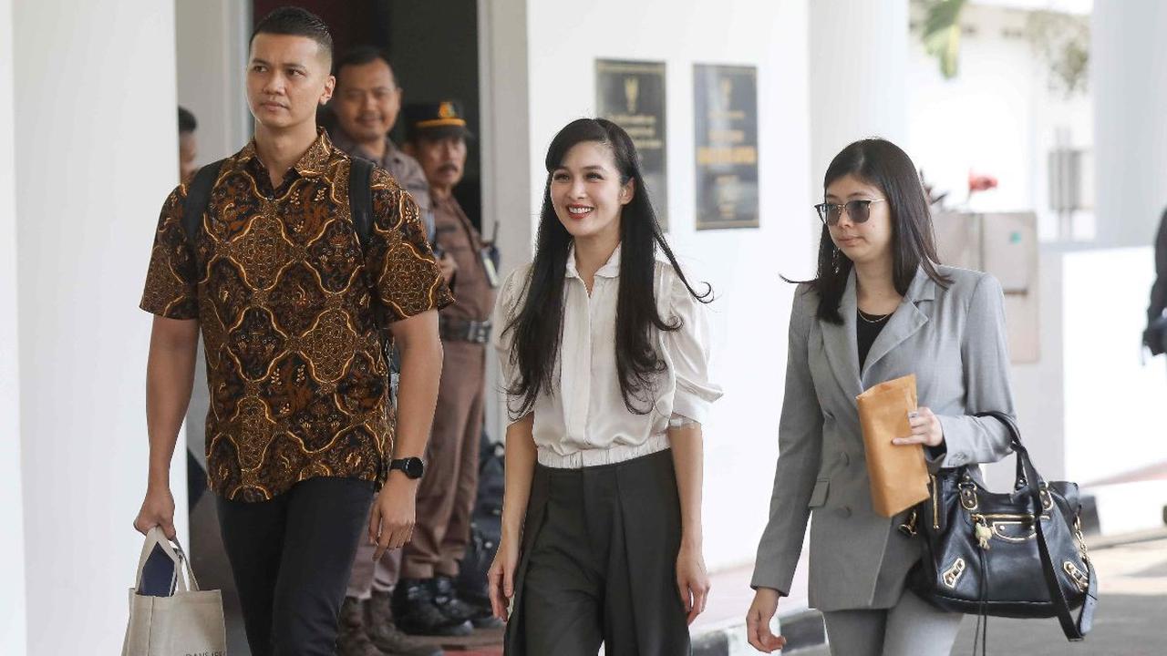 Kipas Angin Sorot ke Wajah, Begini Penampakan Sandra Dewi Diperiksa Penyidik Kejagung