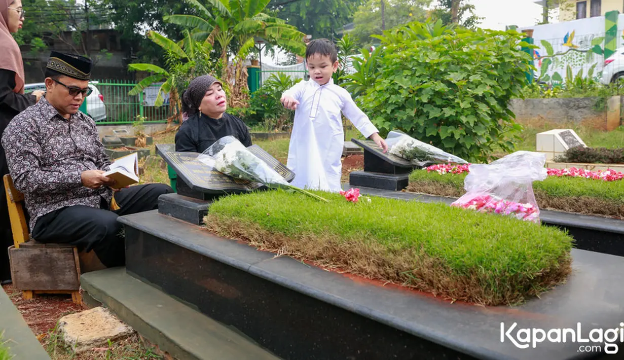 "Bagi saya ini jadi pikiran kenapa tiba-tiba cucu saya sering nyebut papi maminya, sehingga yang bisa saya lakukan cuma membujuk dia di rumah cuma ya masih mengganjal sehingga saya mengambil satu kesimpulan untuk bawa Gala ziarah," lanjutnya. [Foto: KapanLagi.com/Muhammad Akrom Sukarya]