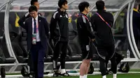 Pelatih Kepala Jepang Hajime Moriyasu (kiri) bereaksi setelah kekalahan dalam pertandingan Kualifikasi Piala Dunia FIFA 2026 antara Australia dan Jepang di Stadion Optus di Perth pada tanggal 5 Juni 2025. (COLIN MURTY/AFP)