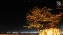 Foto kolase Planet Mars terlihat saat terjadinya fenomena gerhana bulan total di langit Karang Hawu, Pelabuhan Ratu, Sukabumi, Sabtu (28/7) dini hari. Fenomena alam langka ini menjadi gerhana Bulan paling lama Abad 21.  (Merdeka.com/Arie Basuki)