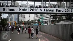  Sejumlah masyarakat berolahraga saat car free day di kawasan bunderan HI, Jakarta, Minggu (25/12). Walaupun CFD ditiadakan karena bertepatan dengan perayaan Natal. Namun, beberapa warga tetap meluangkan berolahraga. (Liputan6.com/Faizal Fanani)
