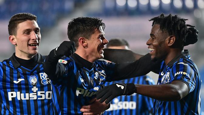 Gelandang Atalanta, Matteo Pessina berselebrasi dengan penyerang Atalanta, Duvan Zapata usai mencetak gol keduanya ke gawang Atalanta pada pertandingan leg kedua semifinal Coppa Italia di stadion Azzurri d'Italia di Bergamo, Kamis (11/2/2021). Di final, Atalanta akan melawan Juventus. (AFP/Miguel M