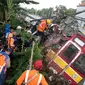 Petugas mengevakuasi gerbong KRL yang anjlok di Kebon Pedes, Bogor, Jawa Barat, Minggu (10/3). Akibat peristiwa tersebut, perjalanan KRL arah Bogor dan sebaliknya dihentikan sementara. (Liputan6.com/Immanuel Antonius)