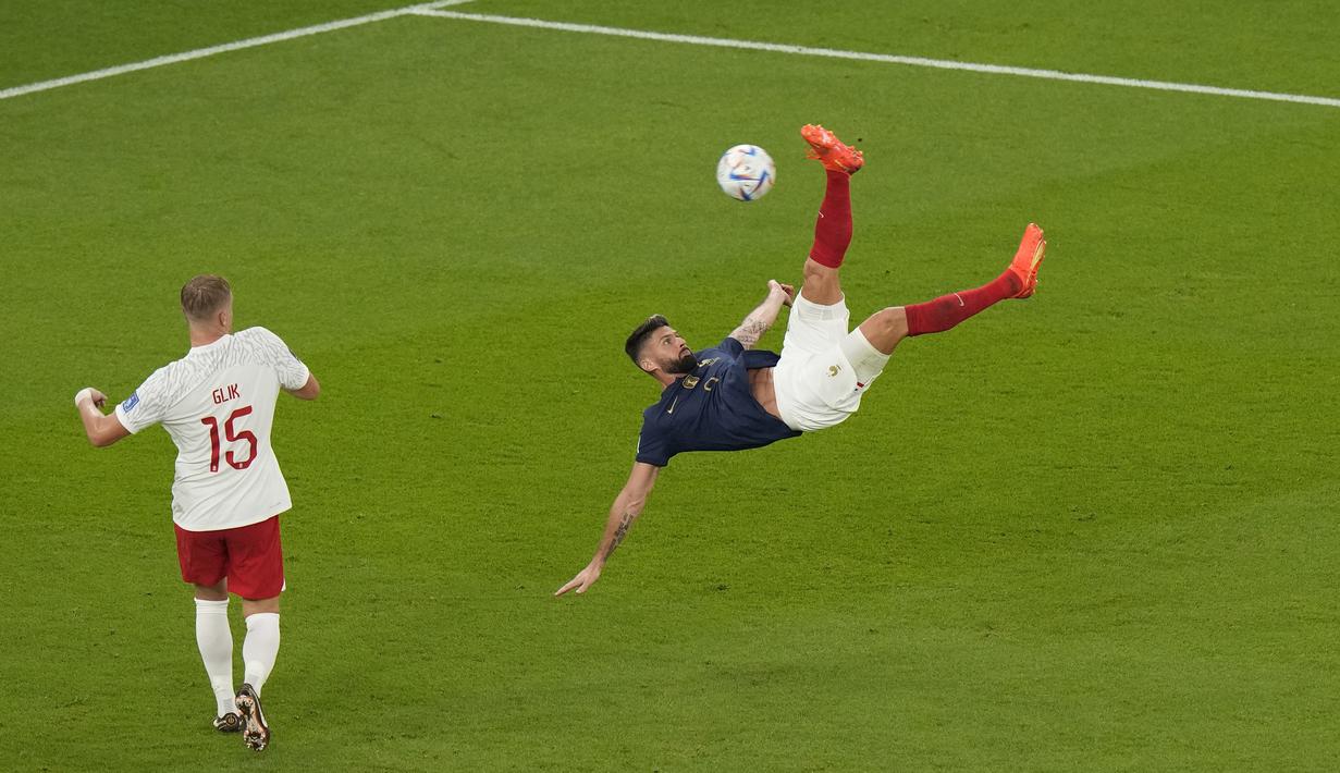 Olivier Giroud juga membuat sejarah dengan merebut gelar pencetak gol terbanyak sepanjang masa Prancis saat mencetak satu gol melawan Polandia. Striker AC Milan itu telah mengemas 52 gol melewati torehan gol legenda Prancis, Thierry Henry. (AP Photo/Luca Bruno)