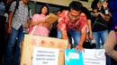 Koordinator Divisi Monitoring Pelayanan Publik ICW, Febri Hendri menunjukkan dokumen yang akan diserahkan ke KPK, Jakarta, Kamis (26/3/2015). ICW membawa tiga kardus yang berisi dokumen terkait dugaan korupsi APBD tahun 2014. (Liputan6.com/Yoppy Renato)