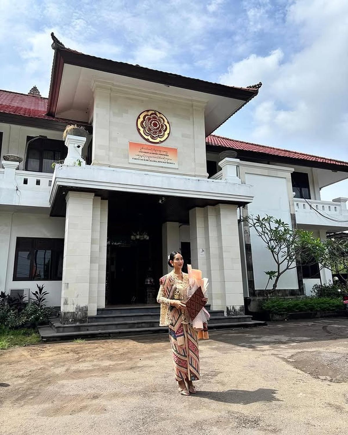Potret Happy Salma Lulus S-1 Filsafat Hindu di Usia 45 Tahun, Tampil Cantik Kala Yudisium di Bali