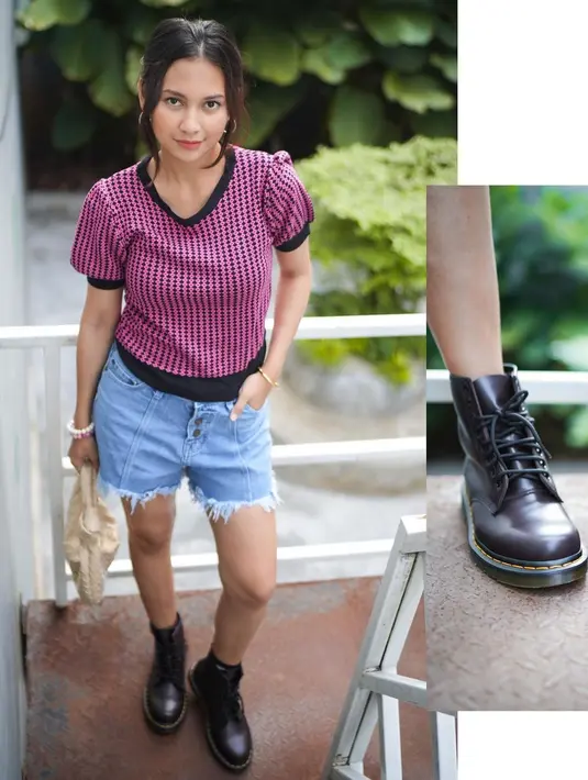 Kali ini, Indah memadukan celana pendek jeans-nya dengan puff sleeve top bermotif dan sepatu boots hitam.  [@indahpermatas]