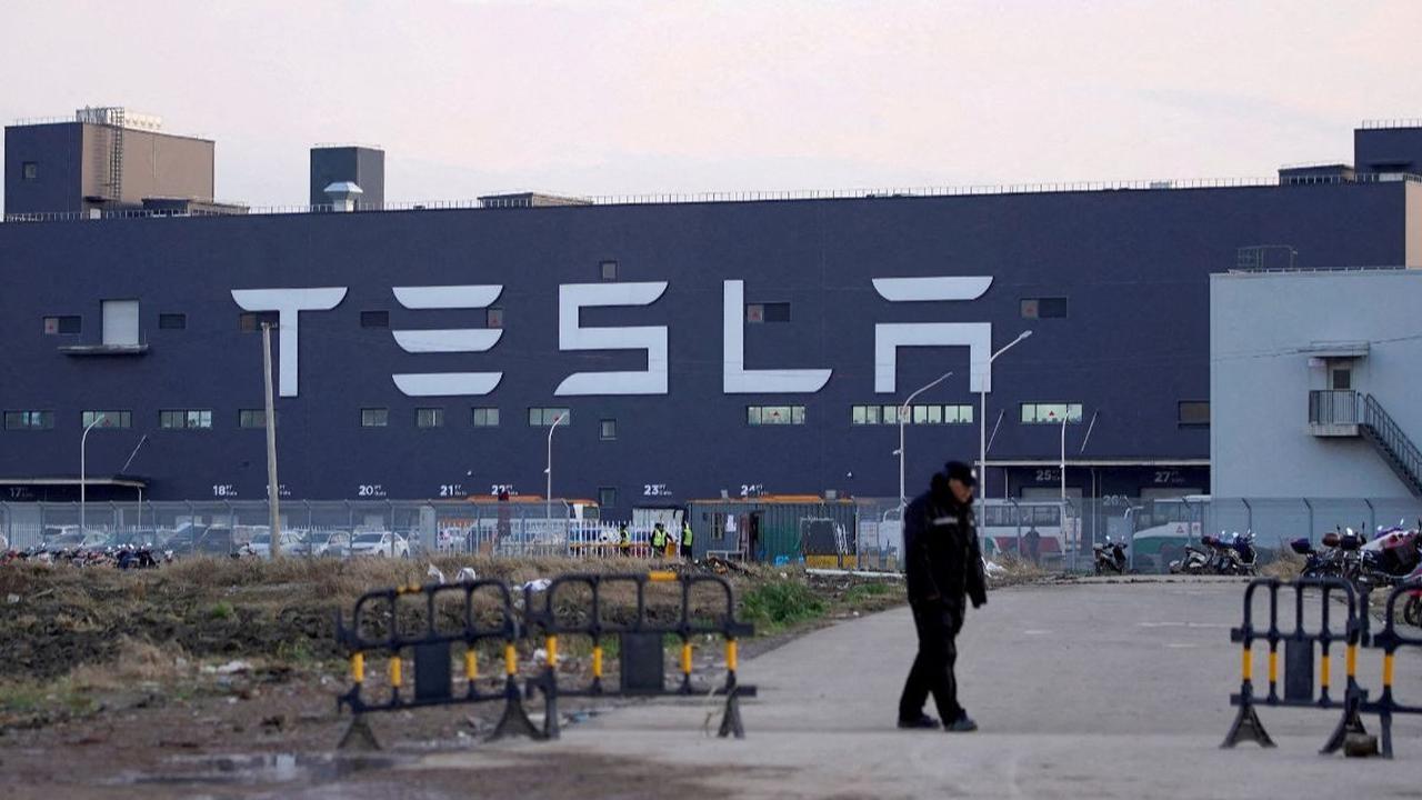Tercatat, Saham Tesla yang dikuasai Elon Musk merosot lebih dari 4 persen. <br><br>Kemudian, Saham Apple dan Microsoft juga ikut anjlok hingga 3 persen.