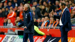 Pelatih Timnas Prancis Didier Deschamps dan pelatih Timnas Belanda Danny Blind memberikan instruksi kepada para pemainnya pada pertandingan kualifikasi Piala Dunia 2018 di stadion Arena di Amsterdam, Belanda, Senin (10/10). (REUTERS/Michael Kooren)