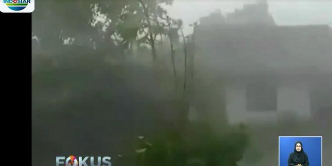 Detik-Detik Angin Kencang dan Hujan Deras di Sleman Terekam Video Amatir