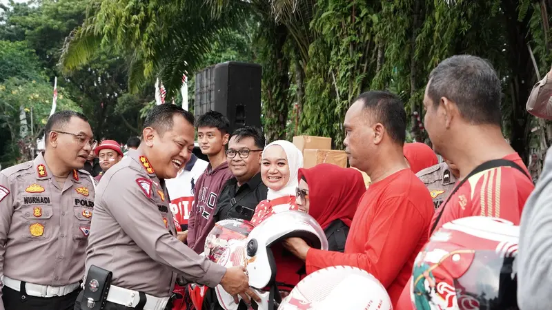 Direktorat Lalu Lintas (Ditlantas) Polda Riau menggelar acara lomba desain helm merah putih dan pawai safety riding,