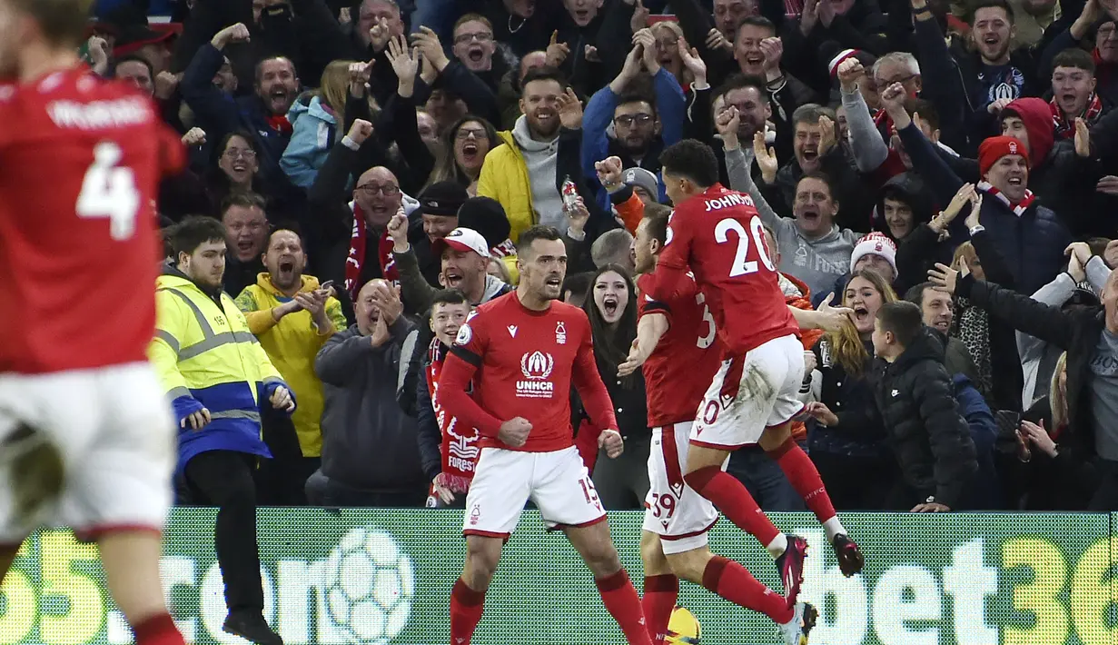 Pemain Nottingham Forest merayakan gol ke gawang Manchester City pada laga pekan ke-24 Premier League di City ground pada Sabtu (18/2/2023). Tuan rumah mampu menahan imbang City 1-1. (AP Photo/Rui Vieira)
