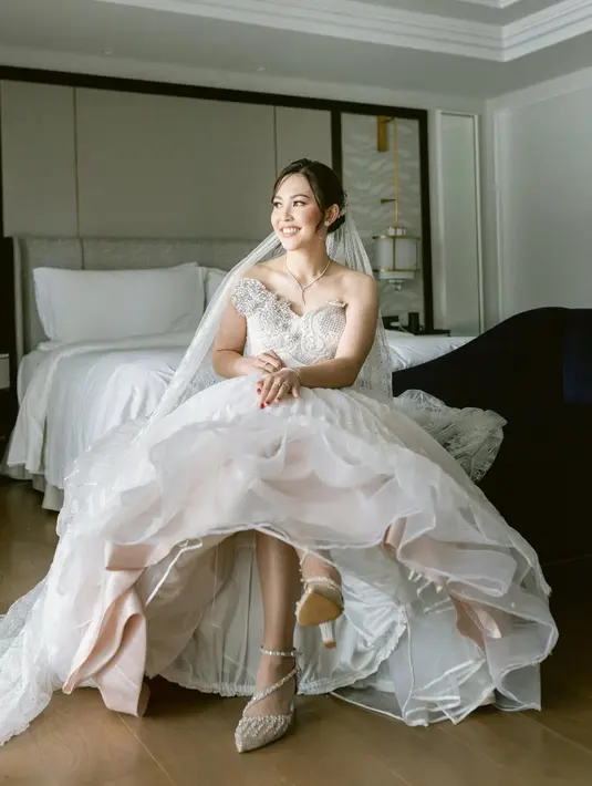 Tak hanya gaunnya, tiara dari Rinaldy Yunardi yang menghiasi kepala Ribka menambahkan sentuhan royal look yang membuatnya terlihat bak seorang princess. Tiara tersebut berkilau sempurna di bawah cahaya lampu resepsi, menciptakan aura glamor yang tak terlupakan. [@ribkasugiarto].