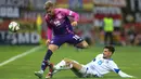 Pemain Bosnia-Herzegovina, Armin Gigovic (bawah) mencoba menahan laju Maximilian Mittelstadt (Jerman) matchday 3 Grup C UEFA Nations League A 2024/2025 di Bilino Polje Stadium, pada Jumat 11 Oktober 2024 atau Sabtu 12 Oktober 2024 dini hari WIB. (AP Photo/Armin Durgut)