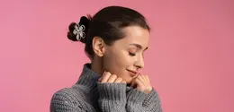 Gaya rambut low sleek bun dapat menjadi jawaban dari masalah rambutmu yang langsung berantakan begitu kena angin ataupun naik ojek. [Dok/freepik.com]