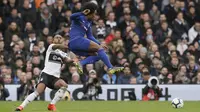 Winger Chelsea Willian (kanan) berjibaku dengan bek Fulham Denis Odoi pada lanjutan Liga Inggris di Craven Cottage, Minggu (3/3/2019). (AP Photo/Tim Ireland)