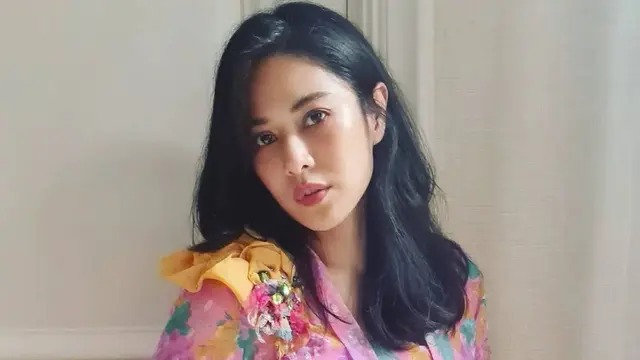 Dian Sastrowardoyo dan kebaya.