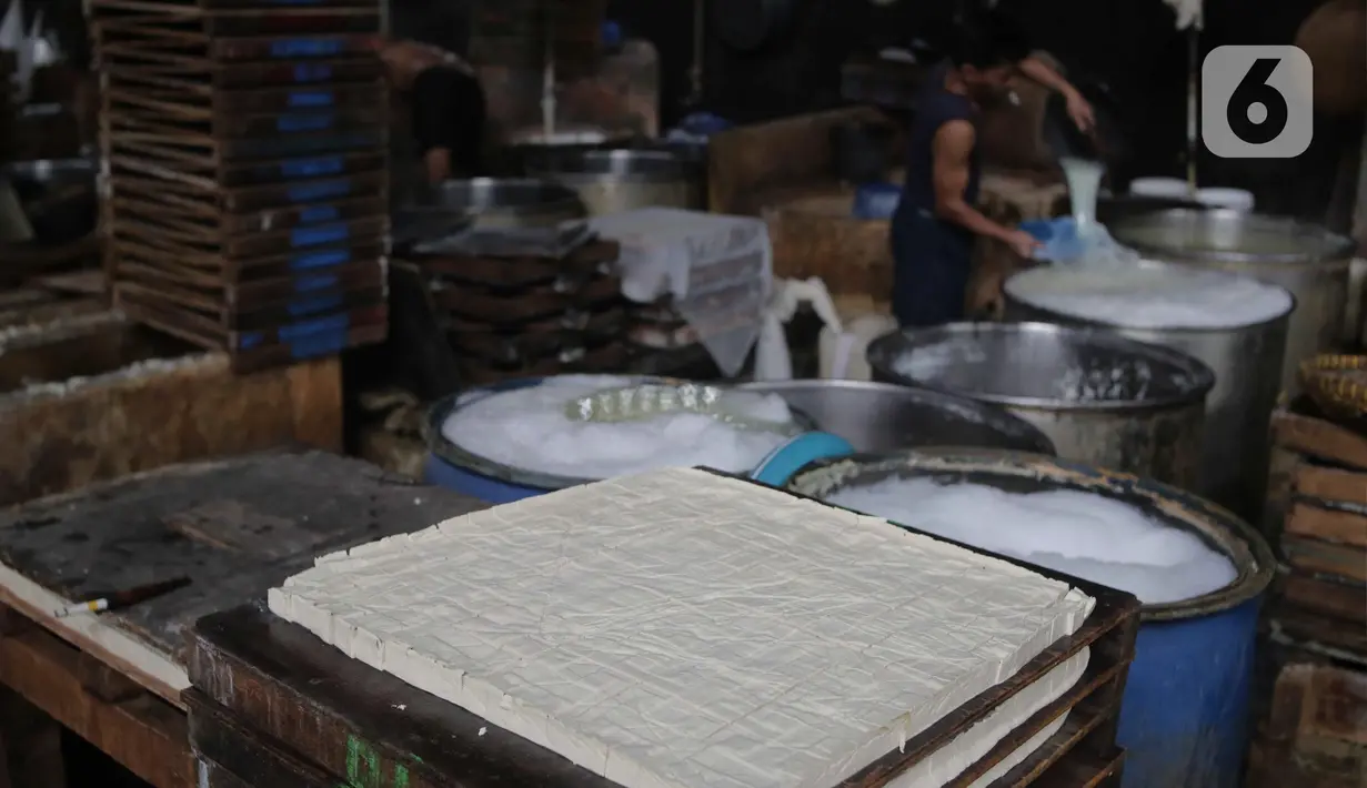 Di sektor perumahan, plafon ditingkatkan menjadi Rp5 miliar. Plafon ini ditujukan kepada Usaha Mikro, Kecil, dan Menengah (UMKM) yang bergerak dalam bidang konstruksi. (Liputan6.com/Angga Yuniar)