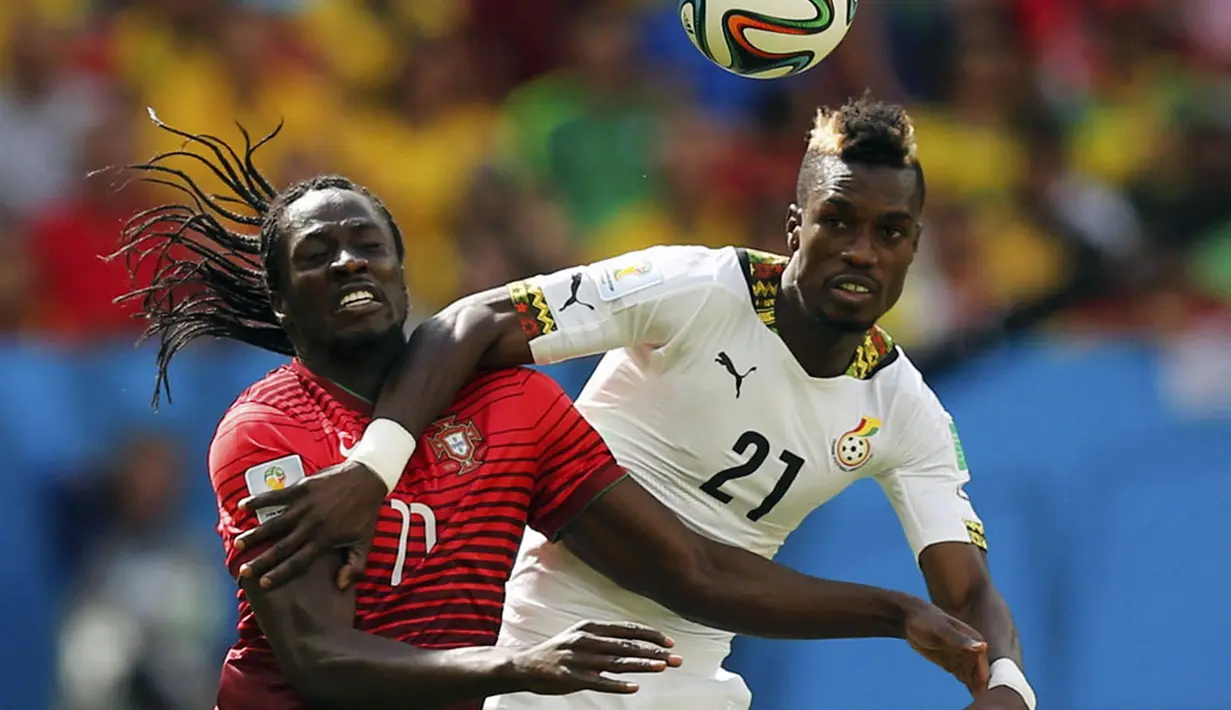 Pemain belakang Ghana, John Boye (kanan), berusaha menahan pergerakan penyerang Portugal, Eder, saat berlaga di penyisihan Piala Dunia 2014 Grup G di Stadion Nasional Brasilia, (26/6/2014). (REUTERS/Ueslei Marcelino)