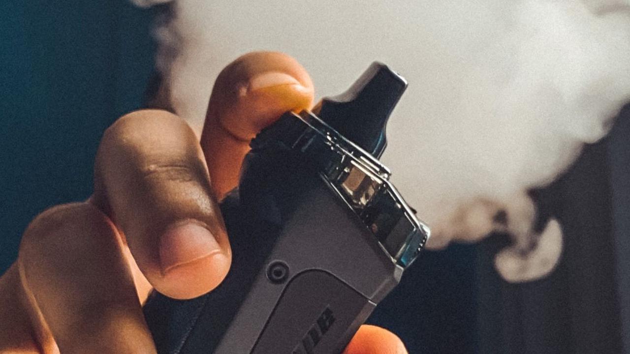 Dengan pengguna vape yang terus bertambah, penting untuk memberikan pemahaman kepada masyarakat tentang dampak kesehatan yang mungkin timbul dari kebiasaan ini.