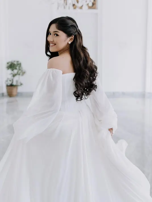 Dibantu oleh fashion stylist Doley Tobing, Erina Gudono tampil cantik dalam balutan off shoulder dress putih karya Diana M Putri. @kaesangp.