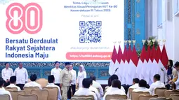 Presiden Prabowo Subianto (keempat kiri) usai mengumumkan logo Hari Peringatan Kemerdekaan ke-80 RI di Istana Negara, Kompleks Istana Kepresidenan, Jakarta Pusat, Rabu (23/7/2025). (Foto: Biro Pers Sekretariat Presiden)