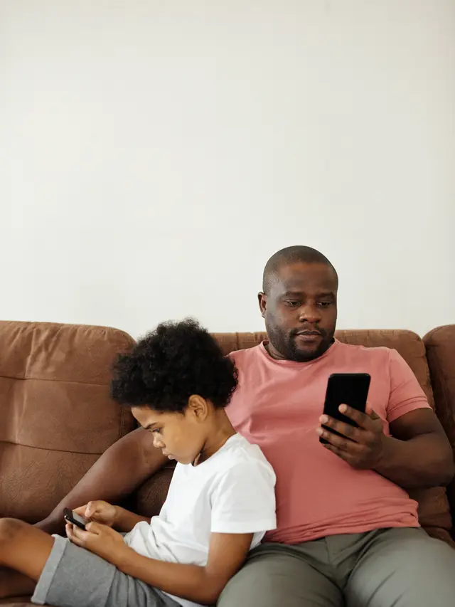 Ilustrasi anak dan smartphone | August de Richelieu dari Pexels
